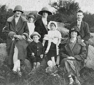 Adelaide Bemb & Alma Dodd, Elsie Pursehouse, Horace Dodd with Maisie, Fred Pur & Hazel Dodd
