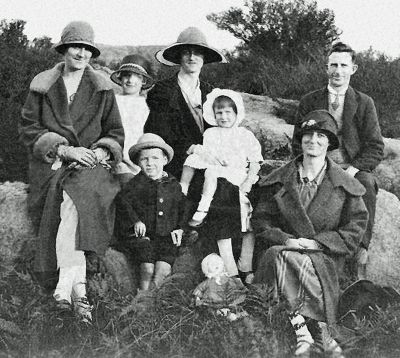 Adelaide Bembrick, Alma Dodd, Elsie Pursehouse & Horace Dodd with Maisie & Fred Pursehouse & Hazel Dodd
