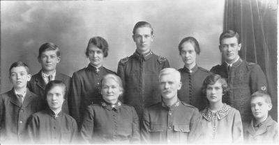 Alan, Roy, Elsie, David, Sarah, William, Grace, Sarah, David, Eva and George Southwell 1926 bw
