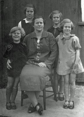 Beatrix (Trixie) Brown and her daughters - from the left, Yvonne, Essie, Joan and Nancy - cropped
