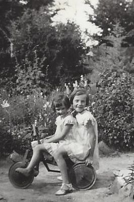 Beula and Aileen Curran cropped

