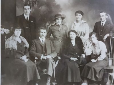 Boon Family & Back - Arthur, Gladys, Olive, Alick & Front - Celia, David, Elizabeth (Mim) amd Beatrice (May)
