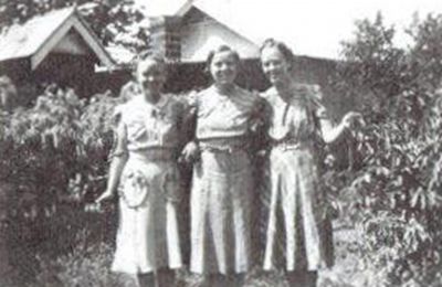 Enid, Emily (Molly) and Kathleen Gifford - Oct 1941
