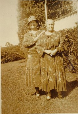Gertrude Minnier (Minnie) Cooke (nee Southwell) and her aunt Sarah Goldsmith
