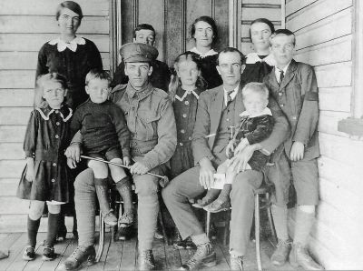 Hannah & Elvin SMITH family (1917)
Left to right:
Back row:
1) Harriett
2) Fred
3) Annie
4) Mary Amelia
Front row:
1) Beatrice
2) Ellis (with Croxton)
3) Edith
4) George (with Edward Roffe)
5) Alick
Keywords: SMITH