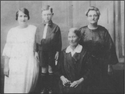 Harriet Gifford seated, Harriett Grieg, George Greig and Hannah Smith
