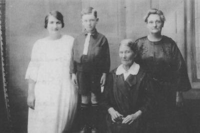 Harriet Gifford seated, Harriett Grieg, George Greig and Hannah Smith
