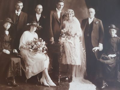 L to R & Elizabeth and David Boon, Isobel and Horris Stubbs, Arthur Boon and Myrtle Stubbs, Henry and Marianne Stubbs
