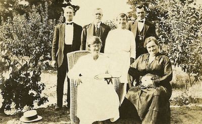 Lucy Walter Munday with Cecil, Ruby, Frank Southwell, Florence (seated)
