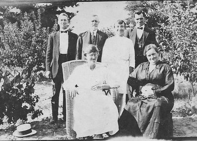 Lucy and Walter Munday - with Cecil, Ruby, Frank Southwell, and Florence (seated) 2
