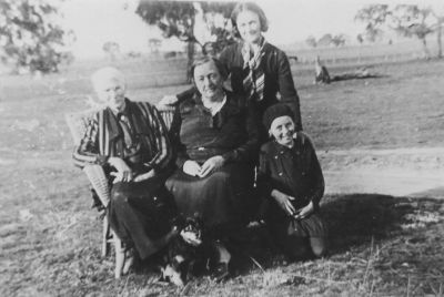 Mary Mitchell, Jane McInnes, Lavina (Kathleen) Hill and Patricia
