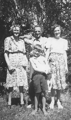 Phyllis and Chappie Curran with children, Beula and Lance cropped
