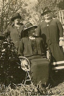 Samson's daughters - Emily Smart, Lucy Munday, Charlotte Munday - cropped

