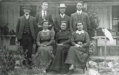 Smith family - Edward B Percy, Rev TJF Boyer, Ellis Smith in white hat, and Leon Smith & Front & Beatrice, Jane and Elvena Smith BW
