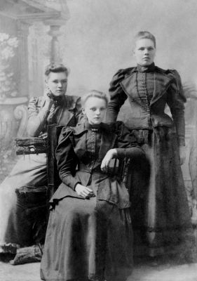 Standing L & Hannah and R & Eliza Southwell and their half sister Eva Edwards (centre)
