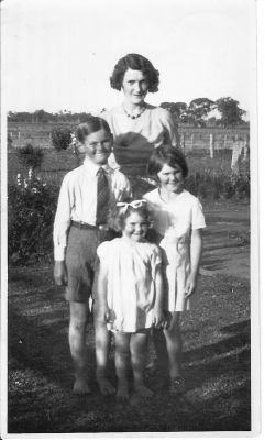 Thelma Mary Killick with Doug, Helen & Joy Ward

