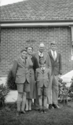 W Starr family 1954 cropped
