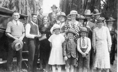 William and Caroline's family at 1938 reunion
