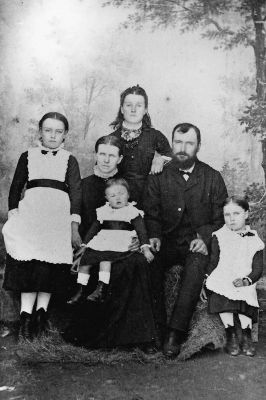William and Mary Mitchell and family & Edith (standing at back) Jane (standing) Flora beside William and baby Olive
